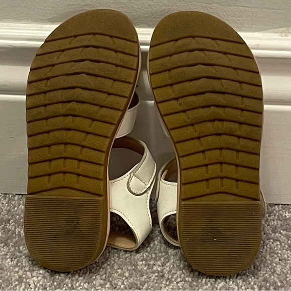 GIRLS WHITE SANDALS - SIZE 12 - Picture 3 of 3